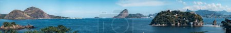 Téléchargez les photos : Vue panoramique de la baie de Rio de Janeiro dans une mer bleue sous un ciel dégagé. - en image libre de droit