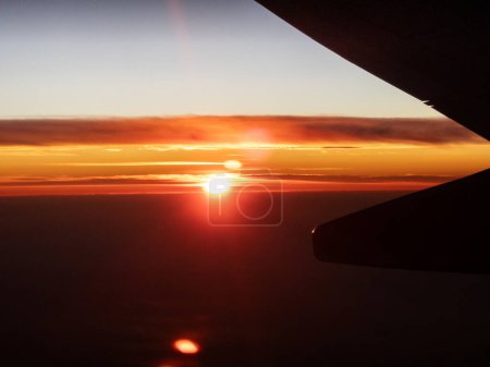 Impresionante puesta de sol vista desde arriba nubes en un avión.