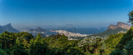 Atemberaubender Blick auf Rios Skyline und Gipfel unter einem klaren blauen Himmel.