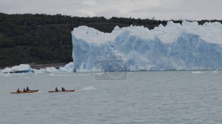 Kayakers se acercan a las paredes de hielo de los glaciares Perito Moreno en cámara lenta.