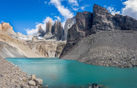 Téléchargez les photos : Vue imprenable combine des sommets accidentés par le lac bleu tranquille avec des randonneurs explorant. - en image libre de droit