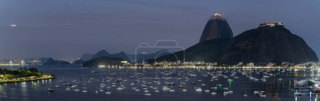 Foto de Vista panorámica nocturna de la costa de Río de Janeiros con la montaña Sugarloaf. - Imagen libre de derechos