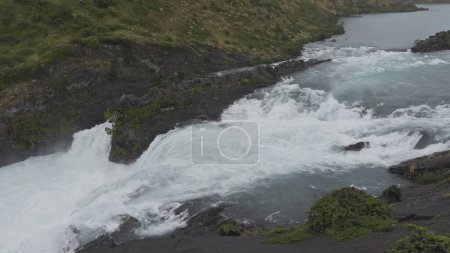 Fesselndes Slow-mo-Video eines Gletscherwasserfalls inmitten von Regen.