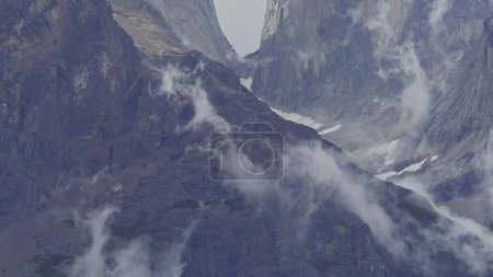 Time-lapse montre des nuages se formant sur les montagnes enneigées.