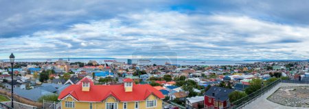 Ville côtière animée avec une architecture saisissante et des eaux calmes, capturée dans une vue panoramique. Punta Arenas