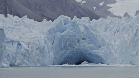Foto de Visitó el glaciar Perito Moreno, maravillado con cuevas de hielo azul e imponentes paredes de hielo durante una vela cerrada. - Imagen libre de derechos