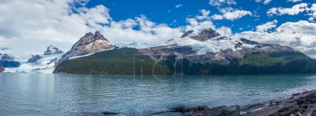 Lago glacial en un valle con telón de fondo Glaciar Spegazzini en Argentina.