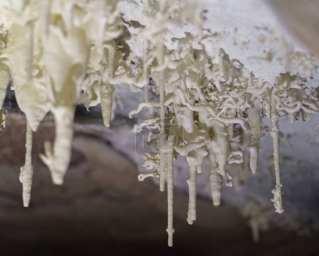 Komplizierte Eiszapfenbildung in einer Höhle aus nächster Nähe, die die Schönheit der Natur im Winter durch Luftströmungen hervorhebt.
