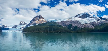 Gletscherschönheit trifft auf schroffe Gipfel neben einem ruhigen See.