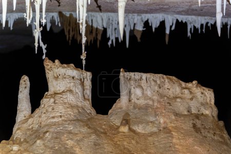 Impresionantes estalagmitas y estalactitas en lo profundo de una cueva.