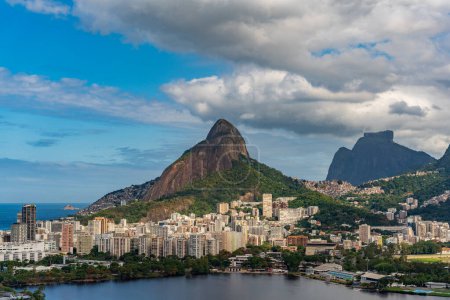 Luxus-Skyline von Rio in der Nähe der Lagoa mit Favela Rocinha und Pedra da Gavea in Sicht.