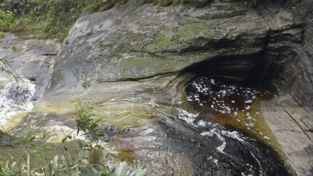 Slow-mo vidéo montre un bassin en pierre avec des trous formant des piscines rouges.
