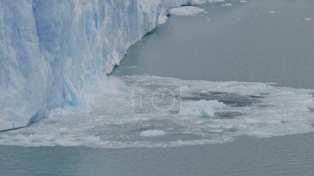 Une vidéo de ralenti montre une partie du glacier Perito Moreno s'effondrant dans un lac en Argentine, créant des vagues.