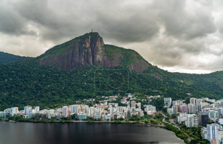 Christus der Erlöser überragt Rios Häuser inmitten des dichten Dschungels.