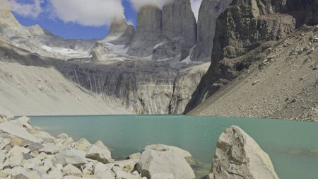 Superbe timelapse montre lac turquoise vibrant à Torres del Paines base.