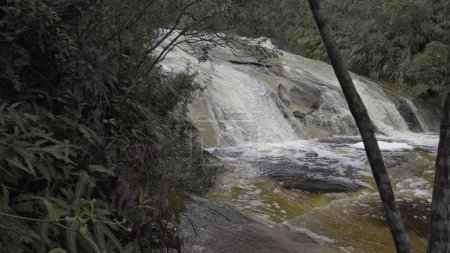 Téléchargez les photos : Une vidéo de drone slow-mo montrant une cascade dans une jungle luxuriante. - en image libre de droit