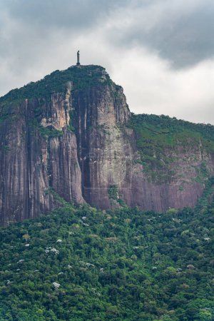Christus-Erlöser-Statue in Rio steht inmitten eines Waldes mit bedrohlichen Wolken über dem Kopf.