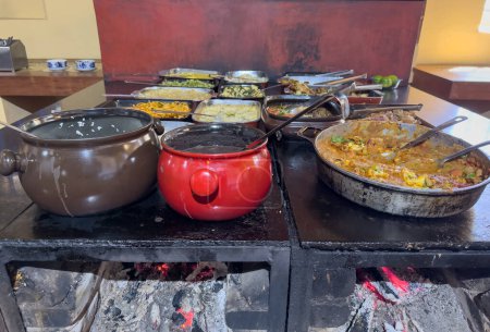 Traditionelle brasilianische Gerichte in Tontöpfen über dem Feuer zubereitet.