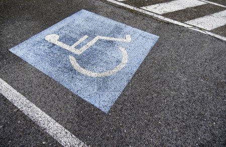 Téléchargez les photos : Détail du signal pour les personnes à mobilité réduite, parking adapté pour les voitures - en image libre de droit