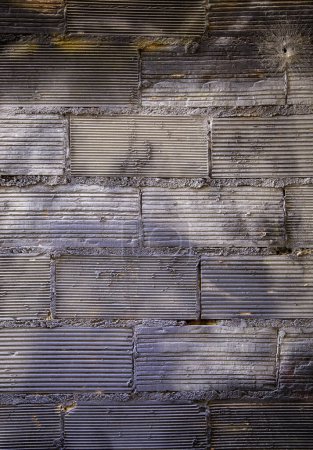 Foto de Detalle de la antigua pared de ladrillo manchada por un fuego - Imagen libre de derechos