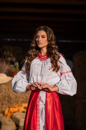 Téléchargez les photos : Jeune fille ukrainienne en costume traditionnel national de femmes folkloriques. L'Ukraine est indépendante. fille ukrainienne dans le village - en image libre de droit