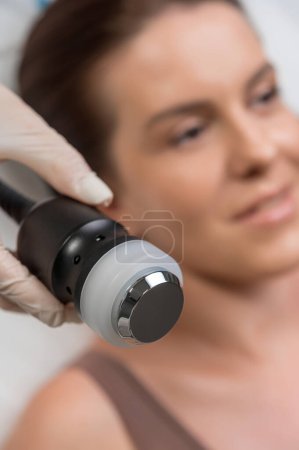 Téléchargez les photos : Cryothérapie du visage et du cuir chevelu - en image libre de droit