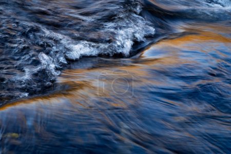 détail de fond des rapides sur le niveau de la rivière d'automne