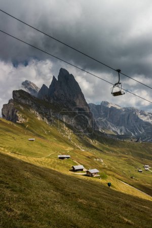 Téléchargez les photos : Nuages sur le massif montagneux Odle dans les Dolomites - en image libre de droit