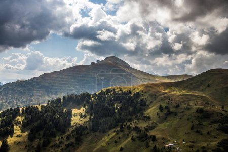 Téléchargez les photos : Nuages sur la montagne Sella Pass dans les Dolomites - en image libre de droit