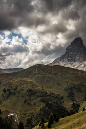 Téléchargez les photos : Nuages sur le col de Sella dans les Dolomites - en image libre de droit