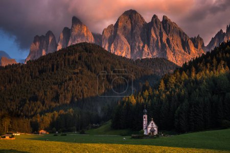 Téléchargez les photos : Nuages sur le massif de l'Odle dans les Dolomites au coucher du soleil - en image libre de droit