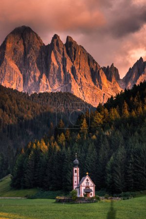 Téléchargez les photos : Nuages sur le massif de l'Odle dans les Dolomites au coucher du soleil - en image libre de droit