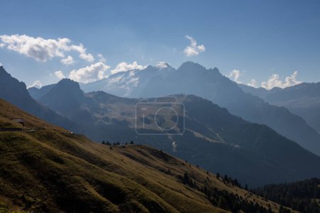 Foto de Día soleado en la montaña Rolle Pass en Dolomitas - Imagen libre de derechos