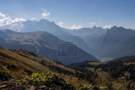 Foto de Día soleado en la montaña Rolle Pass en Dolomitas - Imagen libre de derechos