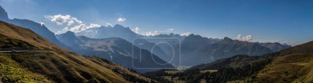 Téléchargez les photos : Journée ensoleillée en montagne Rolle Pass dans les Dolomites - en image libre de droit
