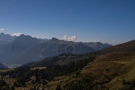Téléchargez les photos : Journée ensoleillée sur Rolle Pass dans les Dolomites - en image libre de droit