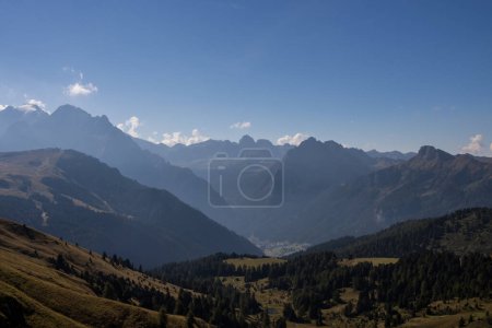 Téléchargez les photos : Journée ensoleillée sur Rolle Pass dans les Dolomites - en image libre de droit