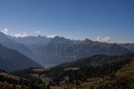 Foto de Día soleado en Rolle Pass en Dolomitas - Imagen libre de derechos