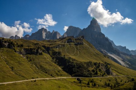 Téléchargez les photos : Journée ensoleillée sur le col Rolle dans les Dolomites - en image libre de droit