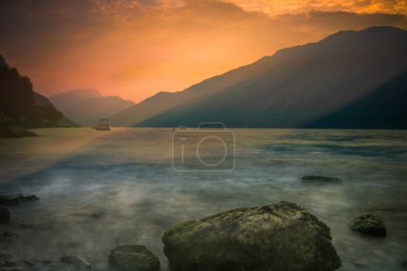 Foto de Cielo colorido durante la salida del sol sobre el lago de Garda - Imagen libre de derechos
