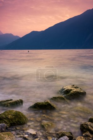 Foto de Cielo colorido durante la salida del sol sobre el lago Grada - Imagen libre de derechos