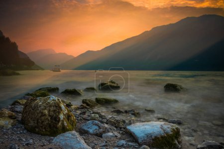 Téléchargez les photos : Ciel coloré au lever du soleil sur le lac Grada - en image libre de droit
