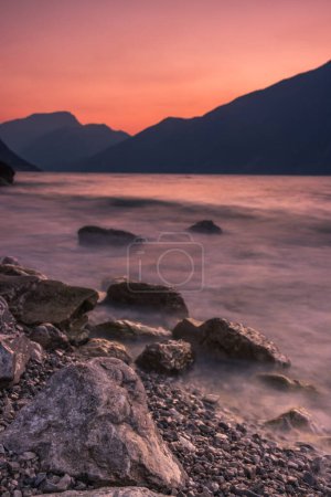 Téléchargez les photos : Ciel coloré au lever du soleil sur le lac de Garde - en image libre de droit