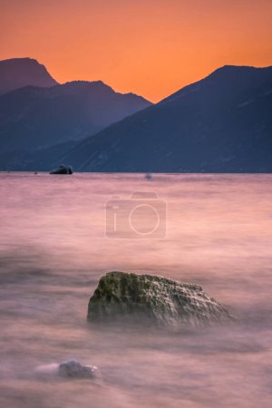 Foto de Cielo colorido al amanecer sobre el lago de Garda - Imagen libre de derechos