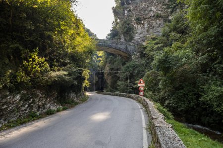 Téléchargez les photos : The picturesque Strada della Forra road through the gorge on Lake Garda - en image libre de droit