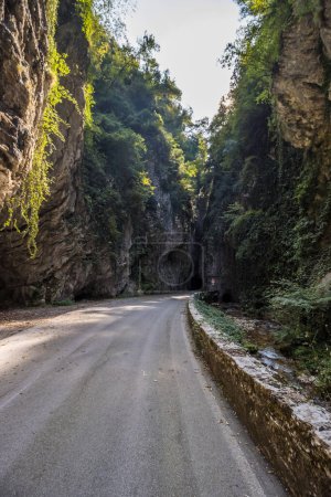 Téléchargez les photos : The picturesque Strada della Forra road through the gorge on Lake Garda - en image libre de droit