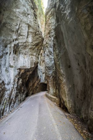 Foto de Scenic road Strada della Forra through the gorge on Lake Garda - Imagen libre de derechos