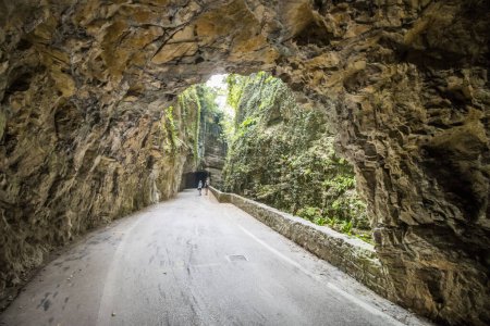 Téléchargez les photos : Scenic road Strada della Forra through the gorge on Lake Garda - en image libre de droit