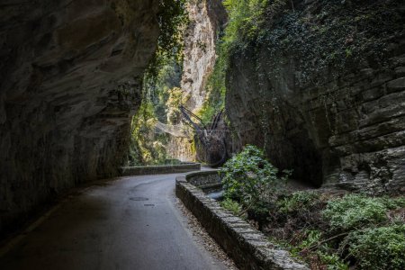 Téléchargez les photos : Strada della Forra panoramic road through the gorge on Lake Garda - en image libre de droit