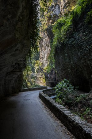 Foto de Strada della Forra panoramic road through the gorge on Lake Garda - Imagen libre de derechos